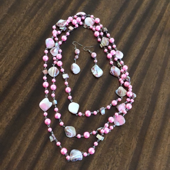 Pink  shell and faux pearl 36” necklace and matching hanging earrings - Picture 3 of 6